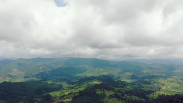 Letecký dron Pohled na hory pokryté zelenou trávou a zelenými stromy. Pohled na vrcholky hor pokryté hustými lesy. Nádherný výhled na Karpatské hory na Ukrajině. — Stock video