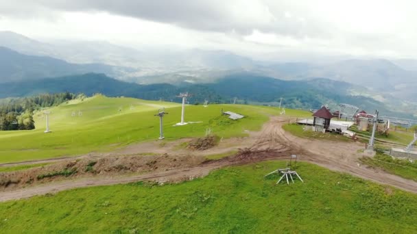 Letecký výhled Let přes lyžařský vlek v horách v létě. Turistický horský vlek z výšky. — Stock video