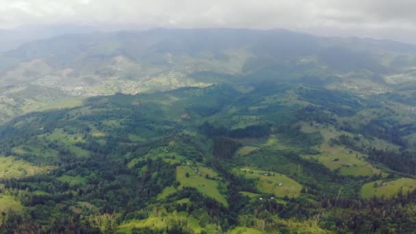 Drone aéreo Vista montanhas cobertas com grama verde e árvores verdes. Vista dos cumes das montanhas cobertos de florestas densas. Fabulosa vista das montanhas dos Cárpatos na Ucrânia . — Vídeo de Stock