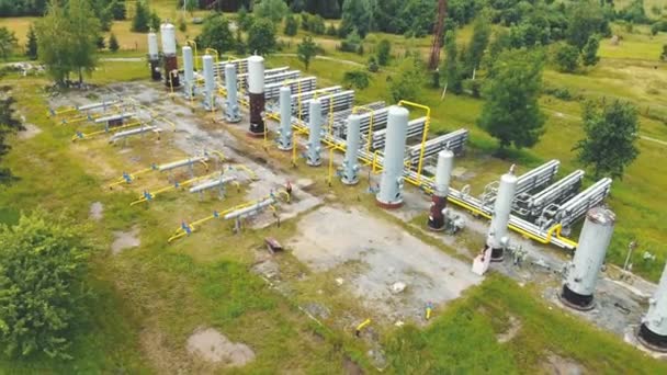 Gaz üretimi. Büyük gaz dağıtım kompleksi. Bir benzinci ya da istasyon operatörü gaz tedarikini kesiyor. Dağlarda bulunan benzin üretim istasyonu. — Stok video