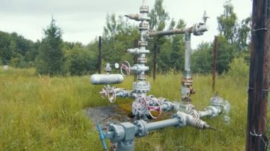 Hava manzaralı gaz üretim istasyonu. Borularda vanalar olan metal bir yapı. Gaz üretimi için dağıtım ve ekipman.