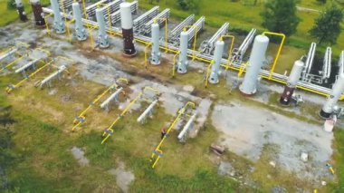 Hava manzaralı gaz üretimi. Büyük gaz dağıtım kompleksi. Bir benzinci ya da istasyon operatörü gaz tedarikini kesiyor. Dağlarda bulunan benzin üretim istasyonu.