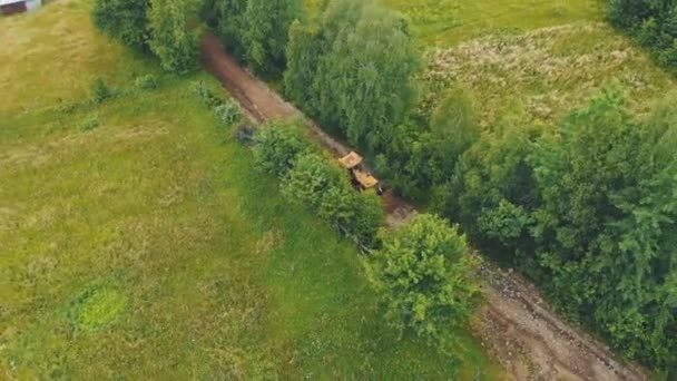 Letecký pohled Buldozer vyrovnávající silnici zničenou povodněmi v hornaté oblasti. Těžké stroje pracují na obnově silnice — Stock video