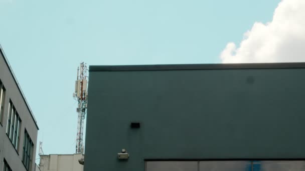 Şehrin ortasındaki çatıda bulunan mobil ağlar için uydu ve radar ağları için antenler 4g 5g iletim istasyonu. — Stok video
