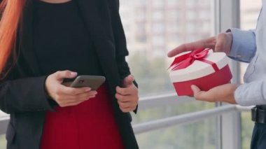 Kapalı bir adam, bir kıza hediye paketi açar. Telefonda konuşan bir kadın kocasından bir hediye alır ve ofisten aldığı hediyeyle sevinir.