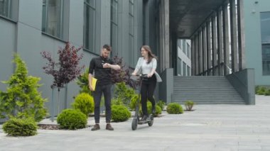 Bir adam elektrikli scooterla gelen bir kadını bekliyor. Erkek ve kadın işadamları sokakta buluşuyor. Arkadaşlar ve iş adamları toplantıda birbirlerini selamlar ve mutlu bir şekilde iletişim kurarlar..