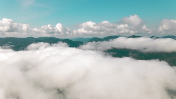 Volando en las nubes volando en las nubes. Las nubes se mueven en cámara. Volando a través de la nube — Vídeos de Stock