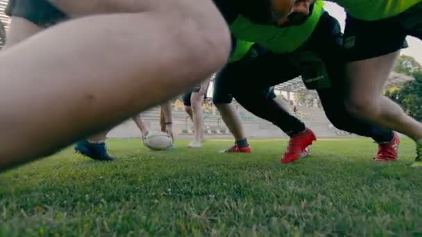 Ucraina. Leopoli. 25 agosto 2020 Stadio Giovanile dove si svolge il Rugby Sports Game. La squadra maschile gioca la palla dopo il calcio di punizione. — Video Stock