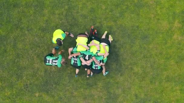 Ucraina. Leopoli. 25 agosto 2020 Veduta aerea sul TOP Youth Stadium dove si svolge il Rugby Sports Game. La squadra maschile gioca la palla dopo il calcio di punizione. — Video Stock