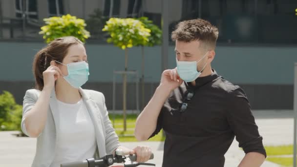 Completamento della quarantena. I giovani per strada si tolgono le maschere protettive e si godono l'aria fresca. — Video Stock