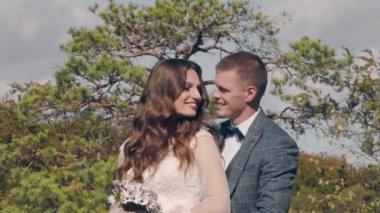 Parkta yürüyen yeni evli bir çift. Birbirine aşık iki genç göz göze gelir.