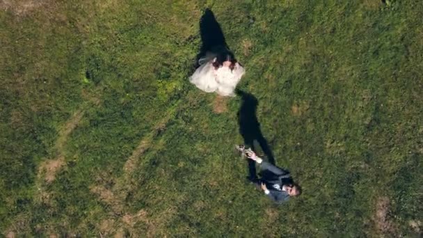 El novio lanza un ramo de bodas a la cámara del dron. El ramo de bodas cae en el dron. — Vídeos de Stock