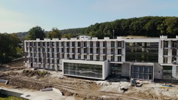 Flug über den unvollendeten Bau einer großen Hotelanlage. Ein Haus bauen — Stockvideo