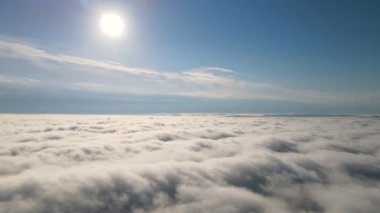 Bulutlarda uçarken bulutlarda uçarken. Bulutlar kamerada hareket ediyor. Bulutların arasında uçarken