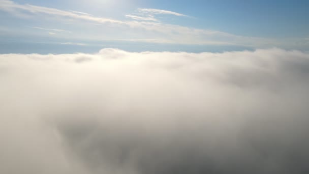 Летят в облаках, летят в облаках. Облака движутся на камеру. Летающие в облаке — стоковое видео