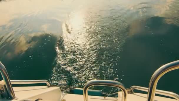 Spuren einer Motorjacht. Wasserwellen auf dem See von einem Yachtmotor — Stockvideo