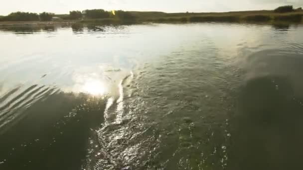 Spuren einer Motorjacht. Wasserwellen auf dem See von einem Yachtmotor — Stockvideo