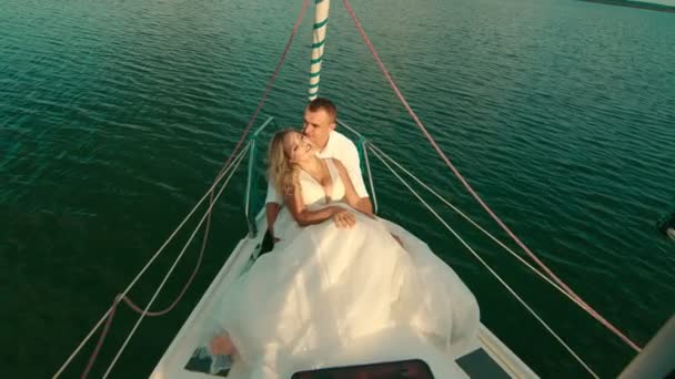 新郎新婦はヨットに座っている。目を閉じて花嫁 — ストック動画