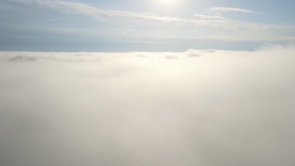 Fliegen in den Wolken fliegen in den Wolken. Die Wolken bewegen sich vor laufender Kamera. Durch die Wolke fliegen — Stockvideo