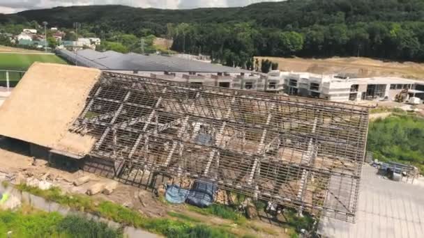 Luftaufnahme vom Dach eines großen Hauses mit trockenem Stroh und Heu. Arbeiter, die das Dach einbauen. — Stockvideo