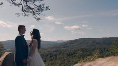 Parkta yürüyen yeni evli bir çift. Birbirine aşık iki genç göz göze gelir.