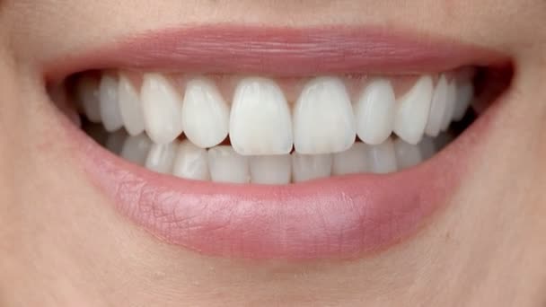 Посмішка чарівної дівчини з ідеальними білими зубами крупним планом. Ідеальні білі зуби і посмішка . — стокове відео