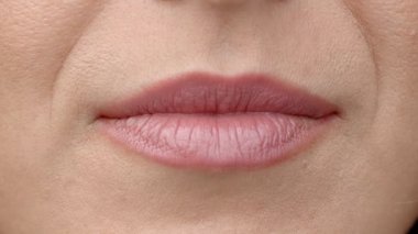 Kusursuz beyaz dişleri olan çekici bir kızın gülümsemesi. Mükemmel beyaz dişler ve bir gülümseme.