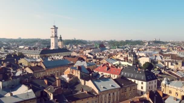 Πτήση πάνω από στέγες, δρόμους. Εναέρια drone βίντεο της πόλης Lviv, Ουκρανία. Πλατεία Αγοράς και το κεντρικό τμήμα της Lviv από μια πανοραμική θέα. Το ιστορικό μέρος του Lviv. Lviv από quadcopter. — Αρχείο Βίντεο
