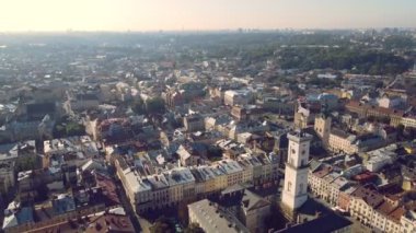 Çatılardan, sokaklardan uçmak. Ukrayna, Lviv şehrinin insansız hava aracı videosu. Market Meydanı ve Lviv 'in merkez kısmı kuş bakışı. Lviv 'in tarihi kısmı. Bir kuadkopterden Lviv.