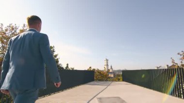 İş adamı hedefine doğru ilerler. Ceketli başarılı genç bir adam şehre geliyor..