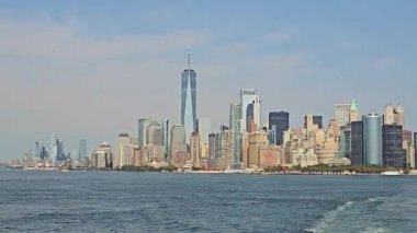 Manhattan 'ın aşağısında bir dünya ticaret merkezi var. Bir Dünya Ticaret Merkezi ve Hudson Nehri 'nin karşısından çevreleyen gökdelenlerin yer aldığı Aşağı Manhattan kıyısı siluetinin ikonik görüntüsü