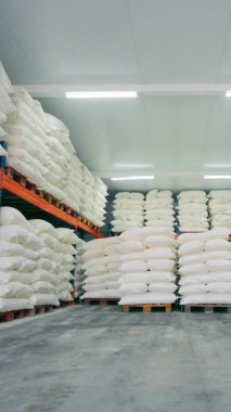 Toplu ürünlerin uzun vadeli depolanmasından büyük beyaz çantalar indiriliyor