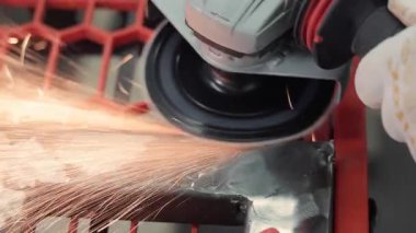 Açılı Öğütücü Uçan Kıvılcımlarla Metal Kesiyor, Dönen Diske Yakın ve Çelik Yüzey Üzerinde İşçi Eldiveni İşleme Süreci Yapıyor.