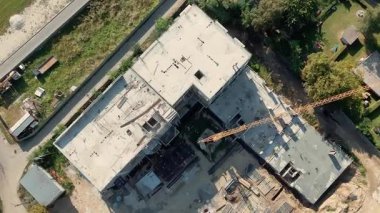 İnşaat alanı, turna kulesi ve beton çatı levhaları görülebilir, insansız hava aracı tarafından ele geçirilen yapısal çalışmaların ilk aşaması.