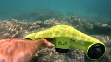 Sarı Deniz Motorlu Su Altındaki Adam Kayalık Deniz Altında Temiz Su ve Güneş Işığıyla Kayıyor.