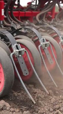Tarım Tohumu Hareketi, Kızıl tarım makineleri tarlada çalışıyor ve tahıl ekiyor.