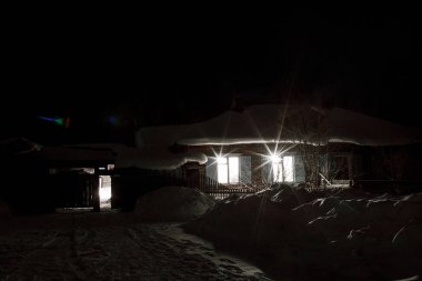 Akşam ışığı Hut penceresinde