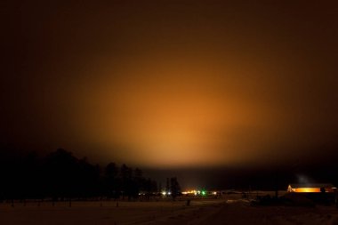 Gece yürümek-den geçerek köy. Ural Rusya.