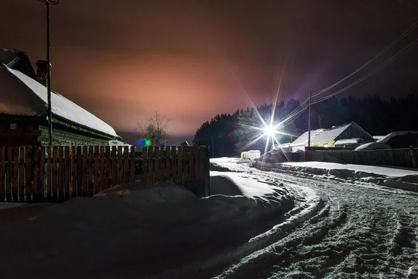 Gece yürümek-den geçerek köy. Ural Rusya.