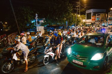 trafik ışığı önünde kuyruk. Vietnam. Nha Chang. Mayıs 24, 2015