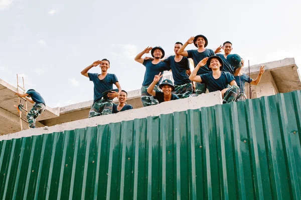 İnşaat alanındaki işçiler fotoğrafçıya hoş geldin diyor. Vietnam. Nha chang. 24 Mayıs 2015