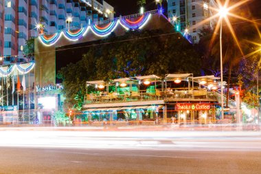 Gökdelenler ile gece şehir. Vietnam. Nha Trang. Mayıs 25, 2015