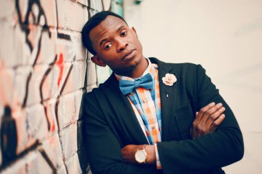 Grafiti arka planda bir takım elbiseli siyah adam