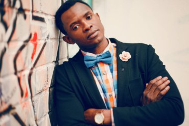 Grafiti arka planda bir takım elbiseli siyah adam