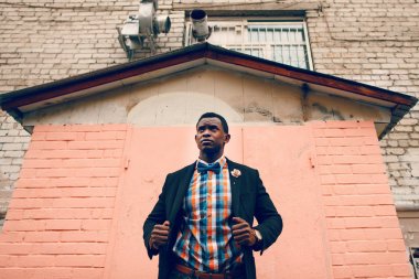 Pembe arka planda siyah adam