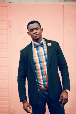 Pembe arka planda siyah adam