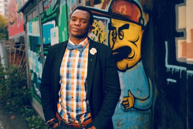 Grafiti arka planda bir takım elbiseli siyah adam