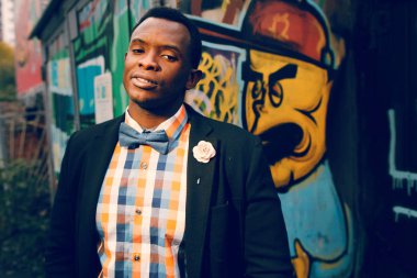 Grafiti arka planda bir takım elbiseli siyah adam