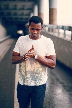 Koyu renkli bir tünelde beyaz tişörtlü siyah adam