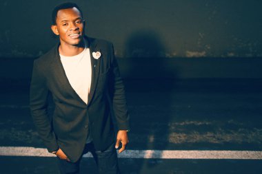 Koyu renk bir odada koyu renk takım elbiseli siyah adam